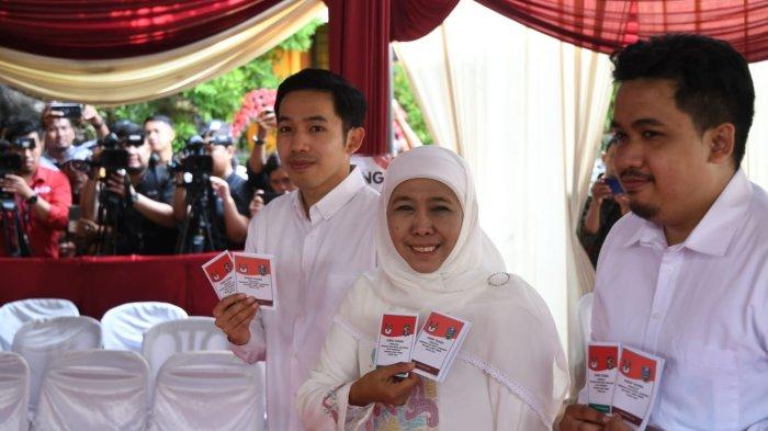Calon Gubernur Jawa timur nomor urut dua Khofifah Indar Parawansa nyoblos di TPS 19 Kelurahan Jemur Wonosari Kecamatan Wonocolo, Kota Surabaya, Rabu (27/11/2024).