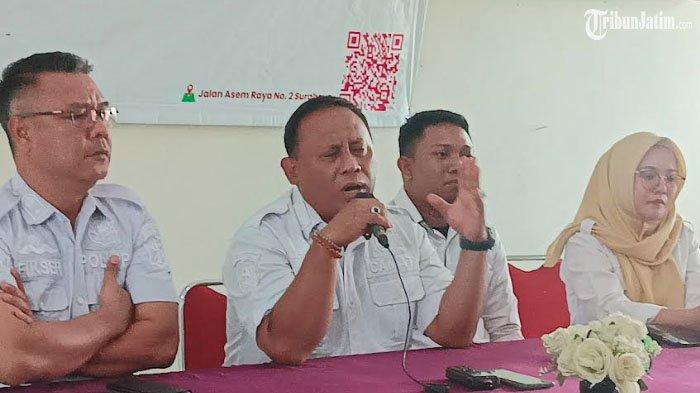 Camat Asemrowo Surabaya, Muhammad Khusnul Amin menceritakan duduk perkara masalah viralnya video yang menarasikan dirinya bersama wanita di ruang kerja, Rabu (8/1/2024).
