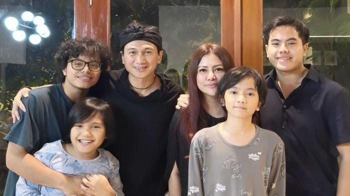 Potret Wina Natalia dan Anji bersama anak-anaknya.