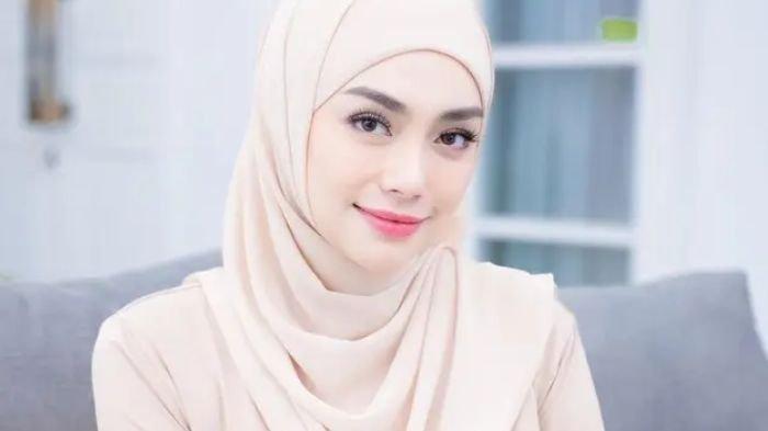 CELINE EVANGELISTA MUALAF - Celine Evangelista akhirnya ungkap alasannya menjadi mualaf atau memelik agama Islam. Bantah akan menikahi pria muslim.