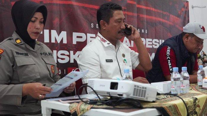Chairman LOC Madura United, Moh Alwi saat memimpin rapat persiapan pertandingan, 2024.