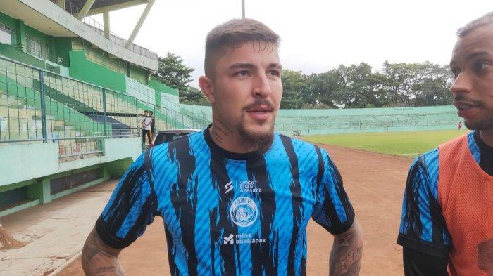 Charles Raphael saat diwawancarai awak media.