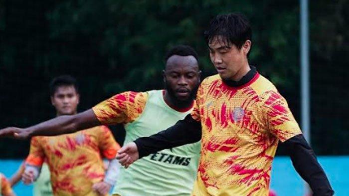 Choi Bo-Kyung saat dibayangi oleh Charles Lokolingoy dalam sesi latihan tim Arema FC di lapangan ARG Soccer Field Lawang pada Selasa (24/9/2024).