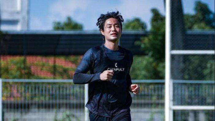 PAMITAN - Choi Bo Kyung saat tampil di laga Arema FC Vs Madura United pada pekan 26 Liga 1 2024/2025. Dia telah resmi berpamitan kepada Arema FC dan mengakhiri kompetisi Liga 1 lebih dulu.