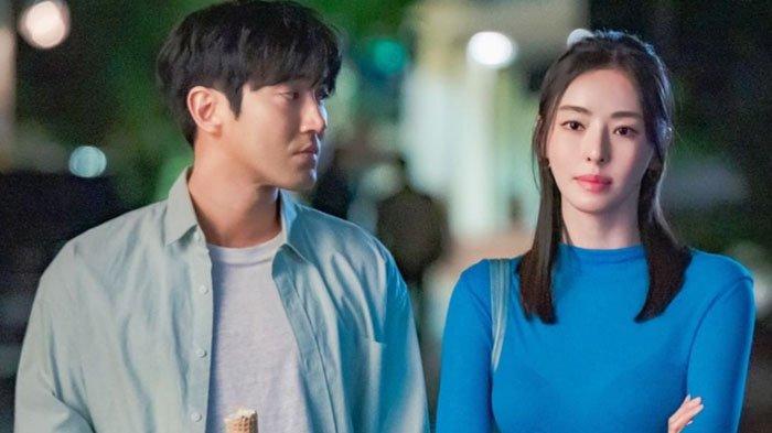 Choi Siwon dan Lee Da Hee dalam drama Korea Love Is For Suckers (2022).