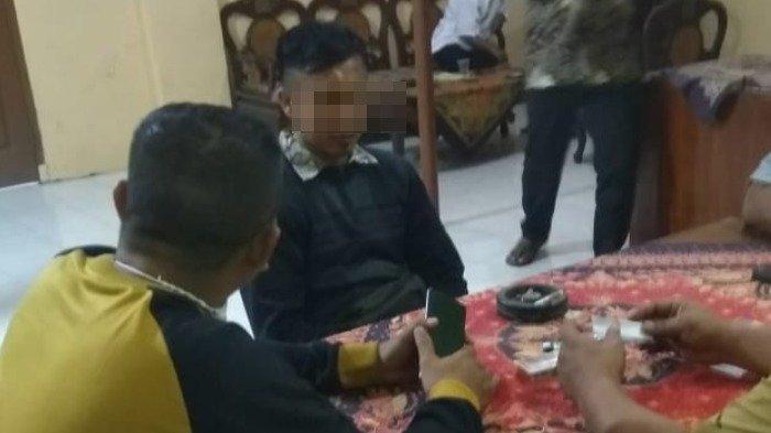 MRB (31) warga Desa Sidopekso, Kecamatan Kraksaan, Kabupaten Probolinggo hampir menjadi bulan-bulanan warga setelah berbuat tak senonoh kepada seorang pelajar di Kecamatan Gending.