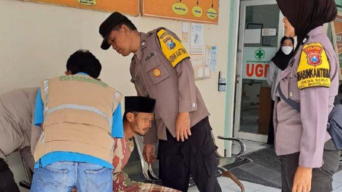 DIAMANKAN POLISI - IB (33) diamankan polisi bersama petugas medis usai menyerang 2 orang menggunakan kapak dan sabit di Desa Beji, Kecamatan Boyolangu, Kabupaten Tulungagung, Jawa Timur, Jumat (31/1/2025). Berdasar rekam medik, IB mengalami gangguan kejiwaan (ODGJ) yang diduga sedang kambuh.