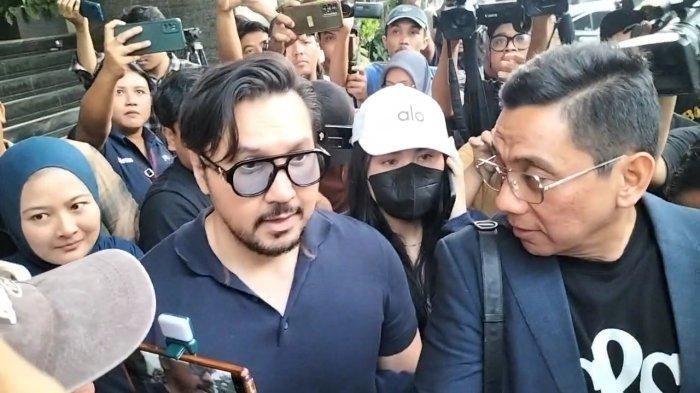 Audrey Davis (topi putih) rampung menjalani pemeriksaan terkait kasus video syur mirip dirinya di Polda Metro Jaya, Jakarta Selatan, Rabu (7/8/2024). Ia menghadiri pemeriksaan didampingi sang ayah, David Bayu alias David Naif (depan kacamata) dan kuasa hukumnya, Sandi Arifin.