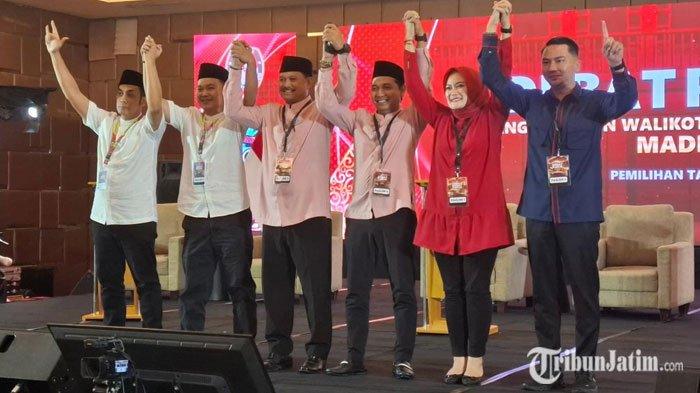 Paslon Wali Kota dan Wakil Wali Kota Madiun Nomor Urut 1, Inda Raya-Aldi Dwi Prastianto (paling kanan), foto bersama dengan Paslon Nomor Urut 2 Maidi-F Bagus Panuntun, dan Paslon Nomor Urut 3 Bonie Laksmana-Bagus Rizki Dinarwan, usai Debat Perdana Pilkada Kota Madiun 2024, di Hotel Aston Madiun Rabu sore (16/10/2024).