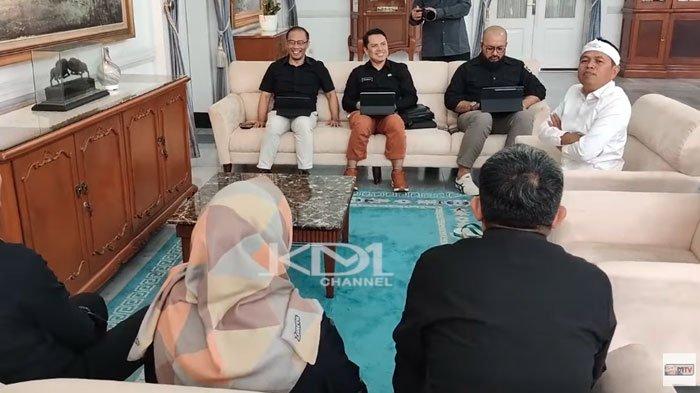KDM BUKA ANGGARAN - Dedi Mulyadi saat rapat dengan Pemprov Jabar, Selasa (4/2/2025). Bingung biaya konsumsi rapat satu dinas Rp1,3 M.