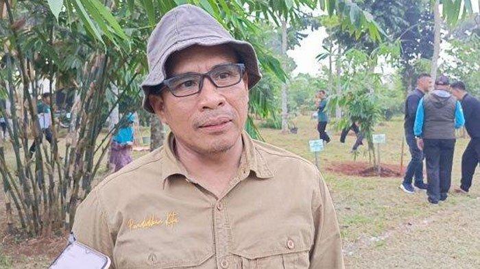 DEDI MULYADI DICOPOT - Kepala Dinas Pendidikan (Disdik) Kabupaten Purwakarta, Purwanto, mengumumkan penonaktifan Dedi Mulyadi dari jabatannya sebagai Kepala SDN Sawahkulon. Sang kepsek dicopot dari jabatan karena kebijakan nyeleneh.