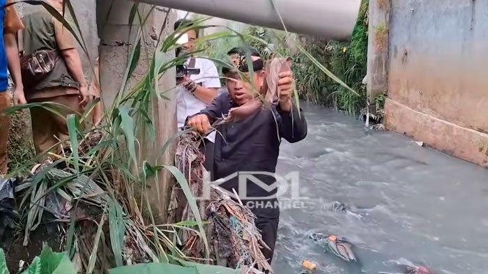 ADA SAMPAH KUTANG - Tangkapan layar unggahan kanal YouTube KANG DEDI MULYADI CHANNEL, Senin (3/5/2025). Dedi Mulyadi menemukan kutang saat membersihkan Sungai Citarum dari sampah.