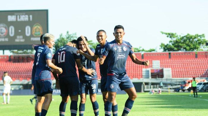 Dedik Setiawan bersama pemain Arema FC lainnya saat melakukan selebrasi usai membawa Arema FC menang 1-0 atas Persikabo 1973, Senin (28/8/2023).