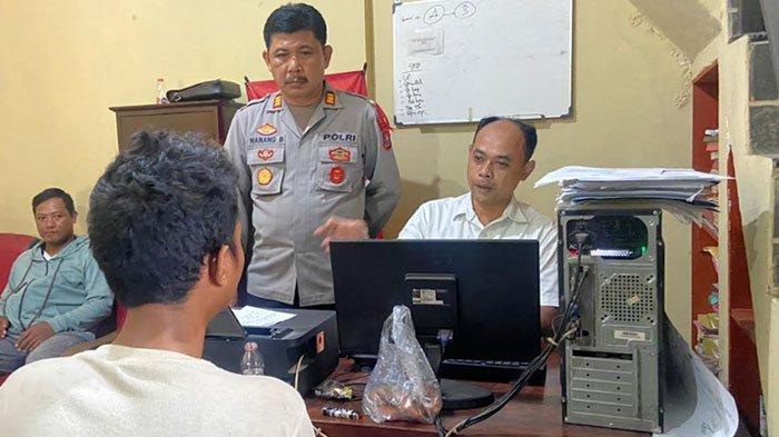 Seorang pria di Ponorogo berinisial IA (26) berurusan dengan polisi. Lantaran nekat mencuri ban mobil beserta velg milik tetangganya. Hasil curian dijual untuk beli sate gule kambing.