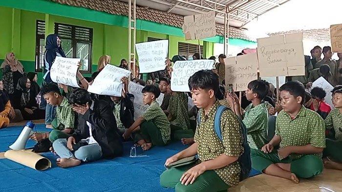 Aksi demo siswa MA Darul Faizin Mojowarno Jombang terkait dugaan kekerasan dan pelecehan