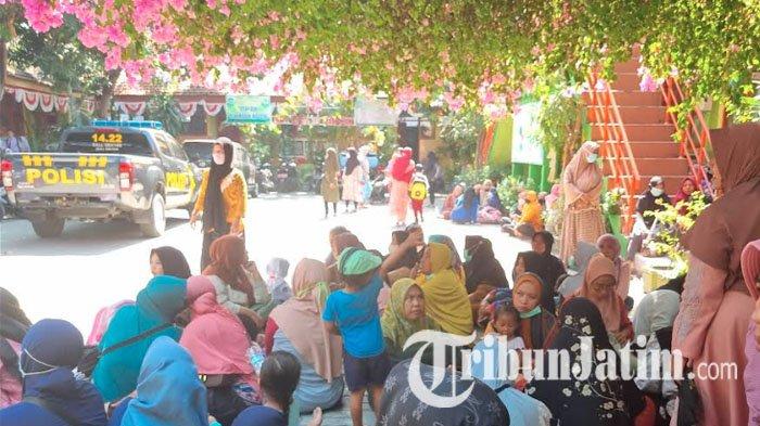 Demo wali murid di halaman SDN 19 Gresik.