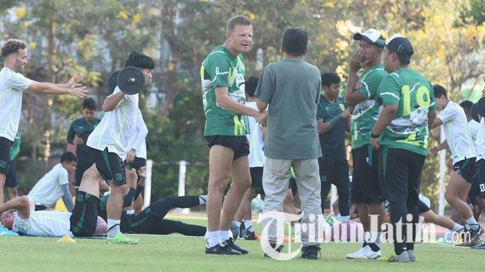 Dengan arahan Pelatih Persebaya, Josep Gombau, para pemain Persebaya kembali berlatih di Lapangan Thor Surabaya, Selasa (26/9/2023). Latihan kali ini para pemain dilatih untuk memperkuat fisik dan rintangan.