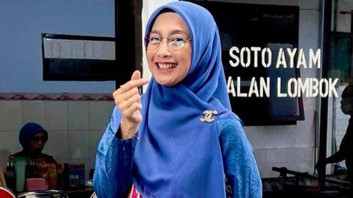 Desy Ratnasari mengungkapkan bahwa ia saat ini sedang didekati dua pria.