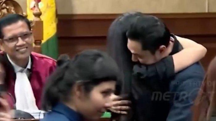 Detik-detik Sandra Dewi berpelukan dengan Harvey Moeis lalu terekam senyuman merekah dari hakim Mulyono