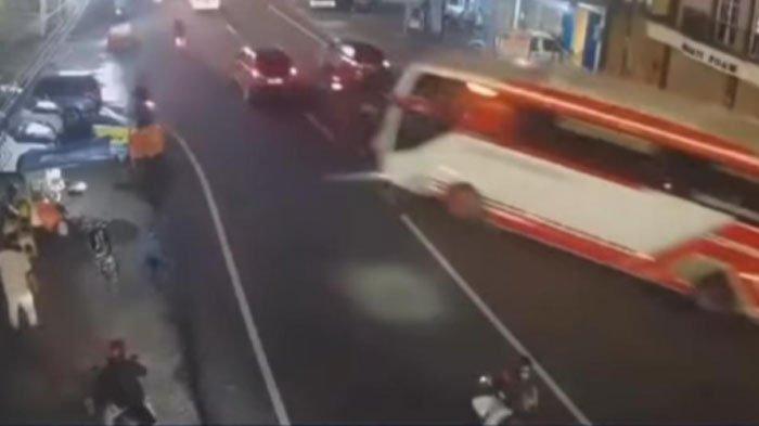 Detik-detik kecelakaan maut bus pariwisata tabrak banyak pengendara di Kota Batu, Rabu (8/1/2025)