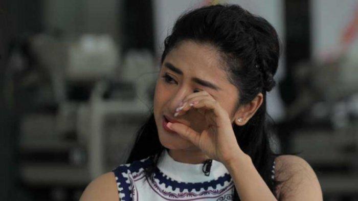 Dewi Perssik laporkan pemfitnahnya imbas konflik dengan Pak RT ke polisi.