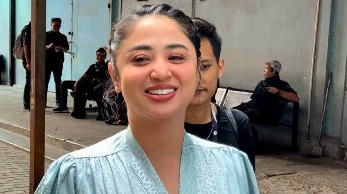 RAJIN SEDEKAH - Pedangdut Dewi Perssik, foto arsip 2022. Baru-baru ini artis yang akrab disapa Depe mengaku dirinya masih banjir job berkat rajin sedekah, Selasa (15/4/2025).