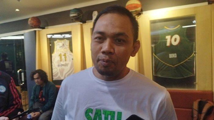 Direktur Operasional Persebaya, Candra Wahyudi di Kantor Marketing Persebaya. Ia menyebut sosok pelatih baru Persebaya segera diumumkan jelang akhir pekan ini