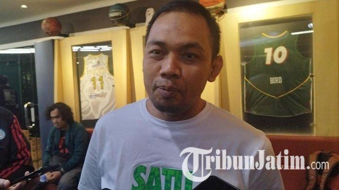 Direktur Operasional Persebaya Surabaya, Candra Wahyudi di Kantor Marketing Persebaya, Surabaya Town Square (Sutos) di Surabaya, Selasa (14/11/2023).