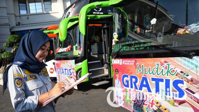 Petugas Dinas Perhubungan (Dishub) Kota Malang mendata armada bus yang mengikuti Mudik Gratis 2024 bersama Pemerintah Kota Malang dan Dinas Perhubungan Kota Malang, di Balai Kota Malang, Jawa Timur, Sabtu (6/4/2024). Sebanyak 490 warga mengikuti mudik gratis tersebut dengan total 13 armada dan 10 tujuan di seluruh daerah di Jawa Timur.