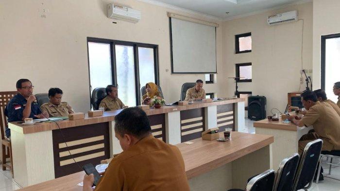 RAKOR - Diskoperindag, DPMD, dan Asisten Pemkab menggelar rapar koordinasi (Rakor) dengan seluruh Camat untuk pembentukan Koperasi Desa Merah Putih di Aula DPMD, Selasa (29/4/2025). Direncanakan ada 46 koperasi desa merah putih yang akan dibentuk.