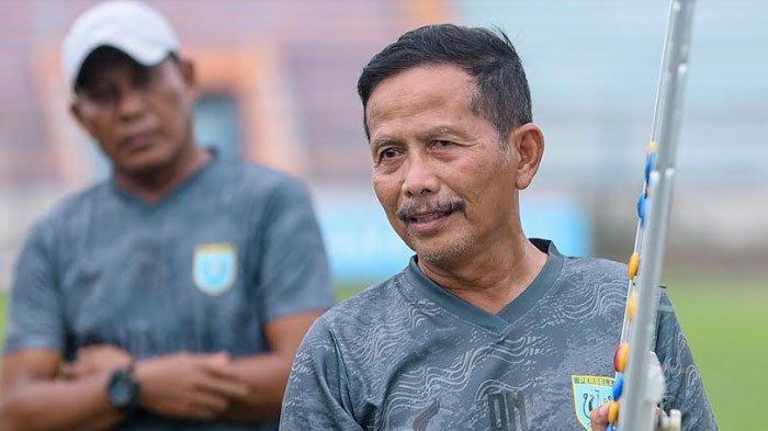 Pelatih Persela Lamongan, Djadjang Nurdjaman (Djanur) saat memimpin latihan tim dalam artikel Djanur Sebut Persela Masuk Grup Sulit di Babak 12 Besar Liga 2