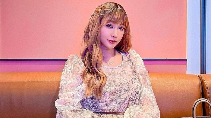 Kini mantan sang aktor pun beberkan hubungan mereka berdua seraya singgung jatah bulanan yang diberikan oleh Lucinta Luna ke Kevin Hillers.