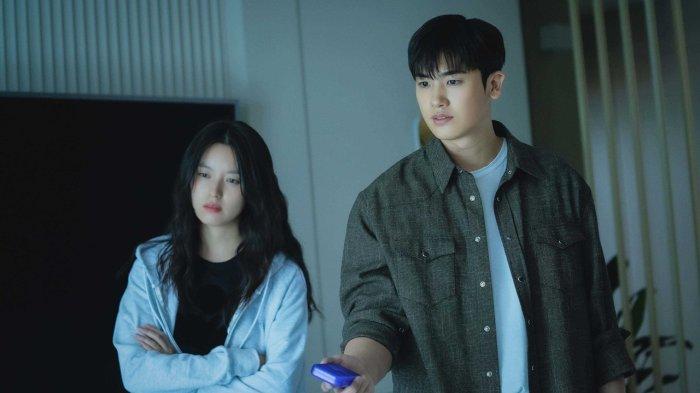 Drama Korea Happiness bergenre thriller, ada adegan kriminal, zombie, misteri, dan sedikit komedi romantis.
