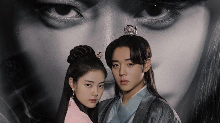 Diadaptasi dari webtoon populer berjudul sama, drama Korea KBS2 Love Song for Illusion bercerita tentang kisah cinta Putra Mahkota Sajo Hyun (Park Jihoon) yang memiliki kepribadian ganda.