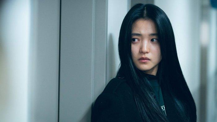 Drama Korea Revenant tayang dengan cukup rating tinggi saat premier, nyaris menyentuh dua digit.