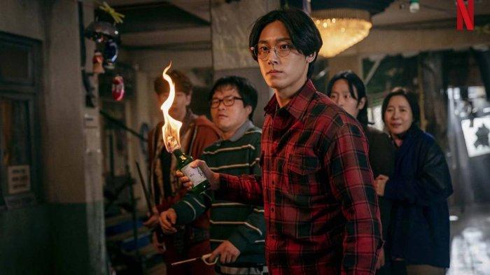 Bagi kalian yang belum memiliki rencana liburan khusus jelang pergantian tahun, menghabiskan waktu dengan menyaksikan Drama Korea Netflix ini bisa menjadi pilihan yang menarik. Tapi bingung mau nonton drama apa? Simak rekomendasi Tribun Jatim berikut ini.