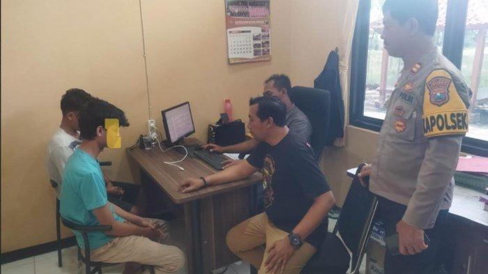 Dua Pelaku pelecehan seksual diinterogasi Penyidik di Mapolsek Ajung Jember, Rabu (13/11/2024)