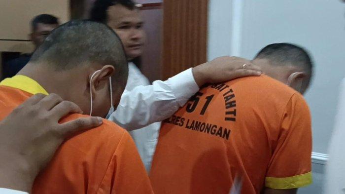 PELAKU SEKS MENYIMPANG - Dua orang laki-laki pelaku dan pembuan vodeo seks menyimpang yang diamankan Polres Lamongan dikeler dalam rilis, Senin (30/6/2025)