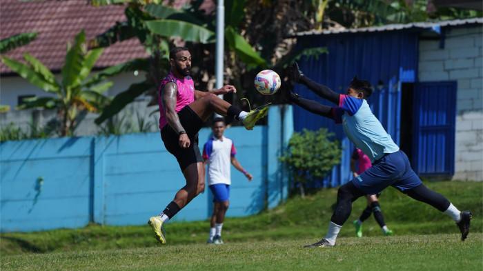 LATIHAN - Duel Striker Arema FC Dalberto dengan kiper Rans Nusantara FC saat kedua tim menjalani latihan bersama di lapangan ARG Soccer Field Lawang pada Sabtu (19/7/2025). Dalam pertandingan ini, Arema FC menang dengan skor telak 7-1.