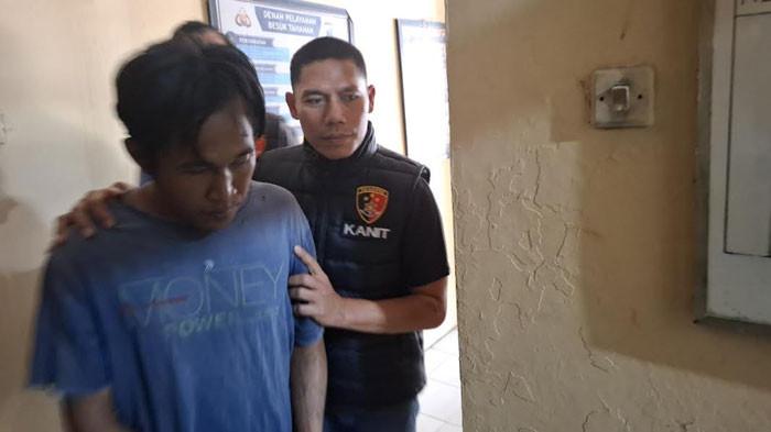 YUSUF KOLONG JEMBATAN - Yusuf yang tidak berdaya saat diamankan anggota kepolisian Polsek Mojoagung, Kecamatan Mojoagung, Kabupaten Jombang, Jawa Timur atas kasus penggelapan sepeda motor pada Rabu (30/7/2025). Terlibat kasus penggelapan sepeda motor pamannya sendiri.