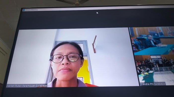 Dwi Kurniawati menghadapi sidang tuduhan membuat surat pengalaman kerja palsu di PN Surabaya, Jumat (22/3/2024)