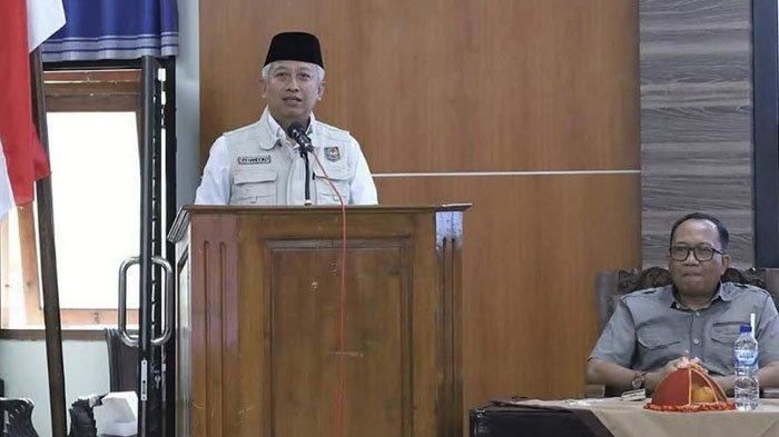 ENTRY MEETING - Pj Bupati Nganjuk, Sri Handoko Taruna, memimpin entry meeting pemeriksaan pendahuluan atas Laporan Keuangan Pemerintah Daerah (LKPD) Kabupaten Nganjuk 2024 bersama BPK, Senin (3/2/2025). Dengan kegiatan ini, Sri Handoko berharap proses pemeriksaan berjalan lancar.