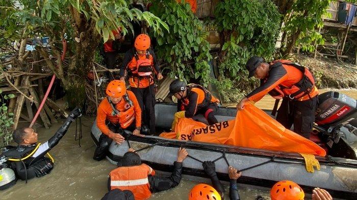 EVAKUASI KORBAN TENGGELAM - Saat Anggota SAR mengevakuasi jenazah korban RA (15) yang hilang tenggelam di Sungai Kali Jagir kawasan Jalan Medokan Semampir Indah, Sukolilo Surabaya, Jumat (21/2/2025), berhasil ditemukan saat Operasi Pencarian Tim SAR Gabungan, pada Sabtu (22/2/2025) pagi. Korban ditemukan dalam keadaan meninggal dunia, berjarak lima meter dari titik awal lokasi tenggelam