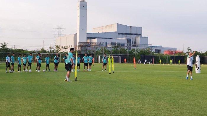 LATIHAN PERDANA PERSEBAYA - Pemain Persebaya menjalani latihan perdana di Lapangan B-C Kompleks Stadion Gelora Bung Tomo (GBT), Senin (23/6/2025) sore.