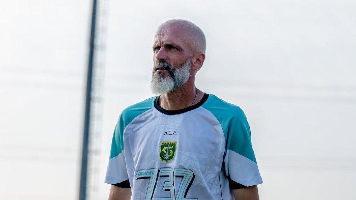 LATIHAN PERSEBAYA - Eduardo Perez saat memimpin latihan tim di Lapangan ABC Kompleks Stadion GBT.
Kredit Foto: Persebaya