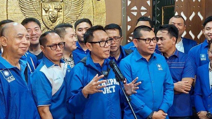 Ketua DPW PAN DKI Eko Hendro Purnomo atau yang lebih dikenal dengan nama panggung Eko Patrio saat mengunjungi Kantor KPU DKI Jakarta, Jumat (12/5/2023).