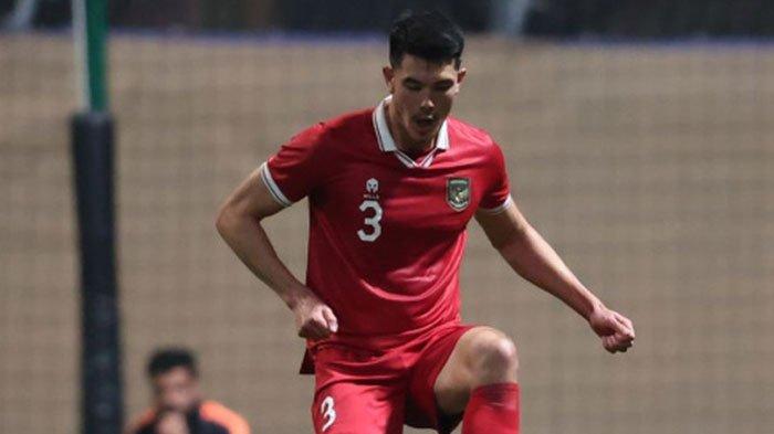 HAPUS AKUN SOSMED - Bek timnas Indonesia, Elkan Baggott, saat membela timnas Indonesia dalam uji coba menuju Piala Asia 2023. Elkan rupanya sempat tertekan imbas hujatan di media sosial.