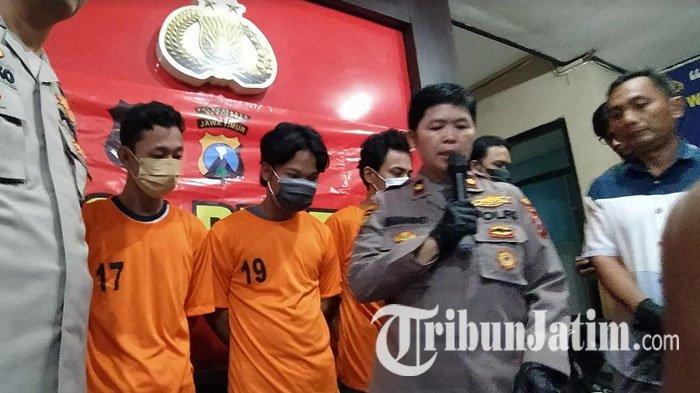 Empat pemuda peracik bahan petasan yang akan dinyalakan selama bulan puasa hingga malam takbiran, ditangkap Tim Antibandit Polsek Tenggilis Mejoyo Polrestabes Surabaya, Selasa (9/4/2024). Mereka, berinisial AN (21), YF (21), AF (22) dan AJ (15).