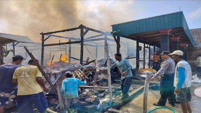 Empat rumah dan 4 ekor sapi yang terbakar di Dusun Bulu, Desa Gunungrejo, Kecamatan Kedungpring, Senin (3/6/2024)