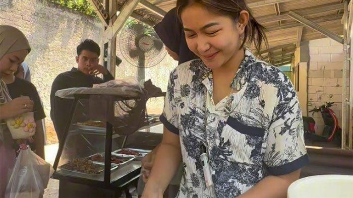 Istri artis jualan warung Sunda